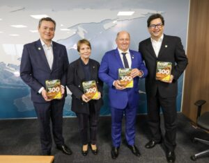 Abrapa é laureada pelo BB com troféu comemorativo aos R$ 300 bilhões alcançados pela instituição financeira em sua carteira de crédito rural